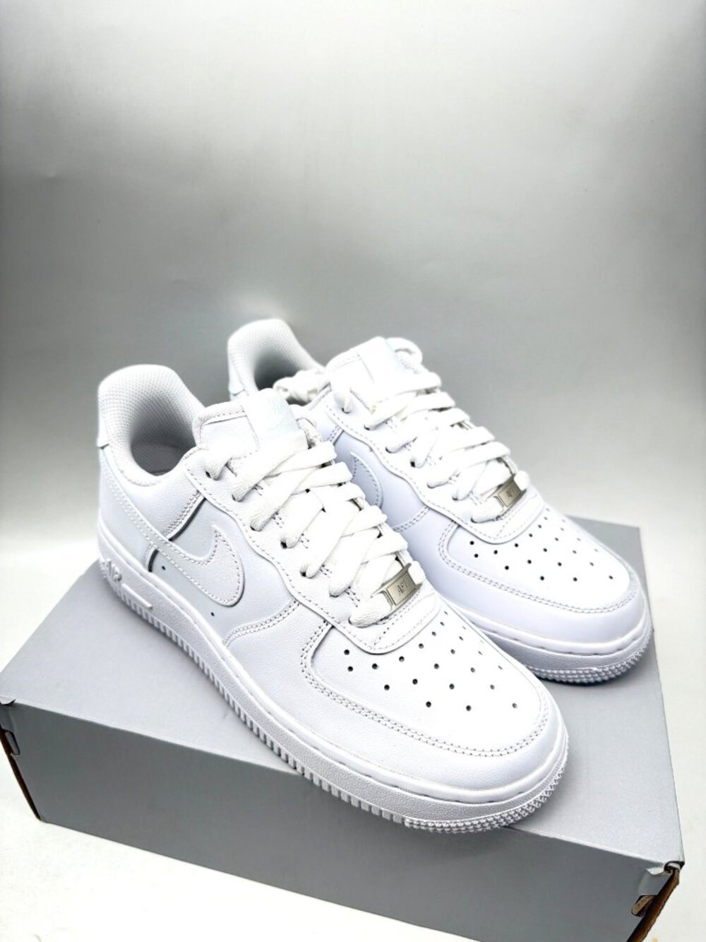 Nike Air Force 1 07 White Sneakers Athletic Basketball Womens Size US 6.5
